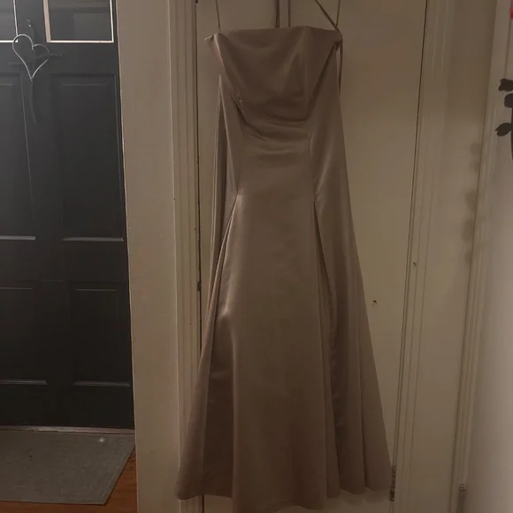 Formal dress - Picture 4 of 4